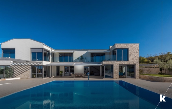 Standardization vs Customization in Premium Fenestration: Which Is Better for Luxury Homes?